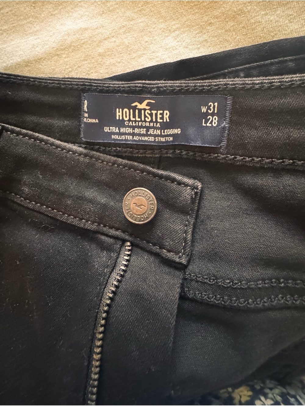 HOLLISTER CALIFORNIA
ULTRA HIGH-RISE JEAN LEGGING
HOLLISTER ADVANCED, New